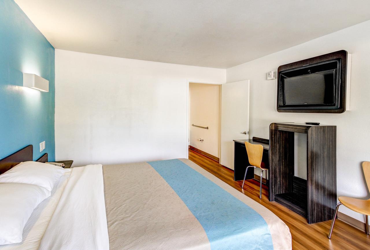 Motel 6 Waco - Lacy Lakeview Bellmead Exterior photo